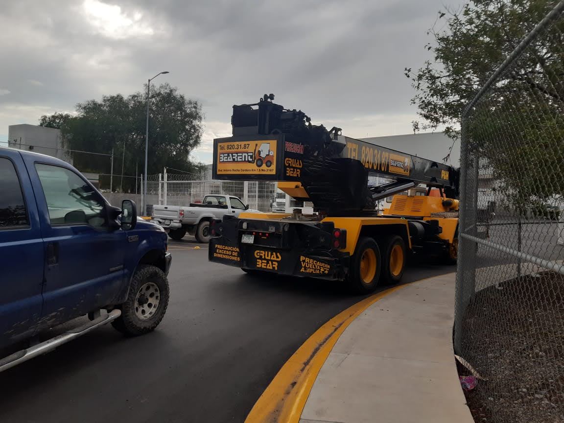 Grúa Bear Rent saliendo de planta